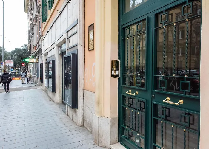 Benny Gold - Elegant Right Next To The Metro * Roma
